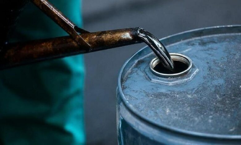 ارتفاع سعر النفط الخام اليوم وتراجع الدولار يدعم سعر النفط